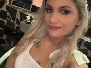 Chat with SophieLeighh live now!