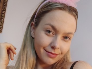 BlondeBeauty978 room chat