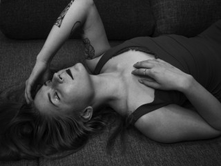 AbigailConor webcam girl as a performer. Gallery photo 1.