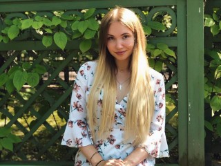 MillyLewis webcam girl as a performer. Gallery photo 1.