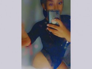 Caroline_Sevilla18 webcam girl as a performer. Gallery photo 1.