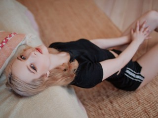 SHARLINN webcam girl as a performer. Gallery photo 1.