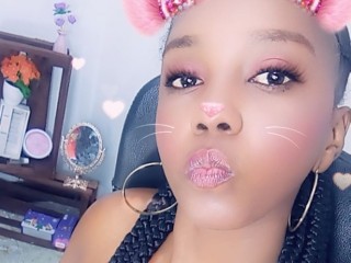 AmberEbony webcam girl as a performer. Gallery photo 1.