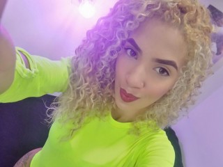 KloeSexyCurly webcam girl as a performer. Gallery photo 1.