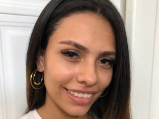 EmilyViard webcam girl as a performer. Gallery photo 1.