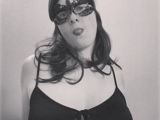 ChienneLilou webcam girl as a performer. Gallery photo 3.