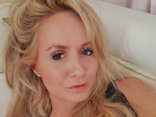 FitMilfBecca webcam girl as a performer. Gallery photo 1.