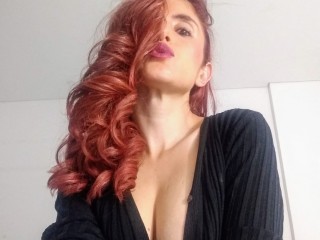Emilywithe_18 webcam girl as a performer. Gallery photo 1.
