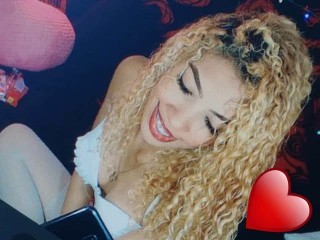 KloeSexyCurly webcam girl as a performer. Gallery photo 2.