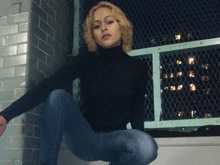 Bellisa webcam girl as a performer. Gallery photo 1.