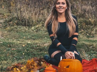 AdaniaGrant webcam girl as a performer. Gallery photo 1.