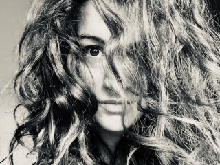 JolieAdele webcam girl as a performer. Gallery photo 1.