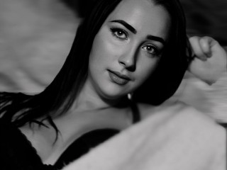 ChloeAmelia webcam girl as a performer. Gallery photo 1.