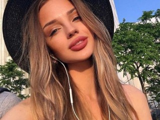 ElsieClark webcam girl as a performer. Gallery photo 3.