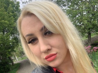 NikkiQCrystal webcam girl as a performer. Gallery photo 1.