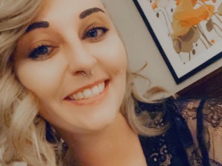 Cl0verKnights webcam girl as a performer. Gallery photo 1.