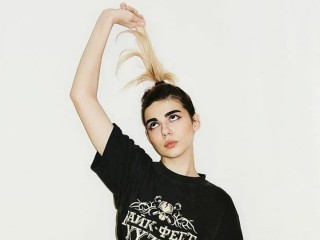 MireillexXx webcam girl as a performer. Gallery photo 1.