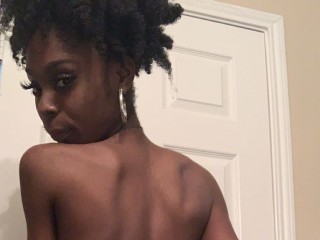 ShantaeJones webcam girl as a performer. Gallery photo 1.