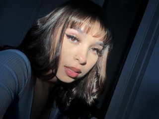 DaphneBlossom webcam girl as a performer. Gallery photo 2.