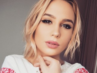 Saraax webcam girl as a performer. Gallery photo 3.