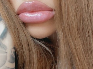 SweetestLips_Breasts_eyes webcam girl as a performer. Gallery photo 1.