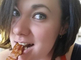 BobbyCherry webcam girl as a performer. Gallery photo 1.