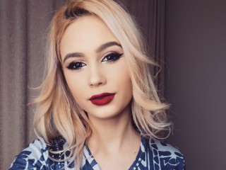 Saraax webcam girl as a performer. Gallery photo 5.