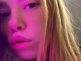 AnnyMinis webcam girl as a performer. Gallery photo 2.