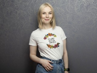 AnnaTravis webcam girl as a performer. Gallery photo 2.