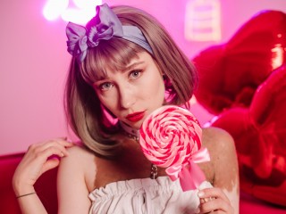 JulieWhite webcam girl as a performer. Gallery photo 2.