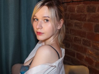 MiaMalin webcam girl as a performer. Gallery photo 1.