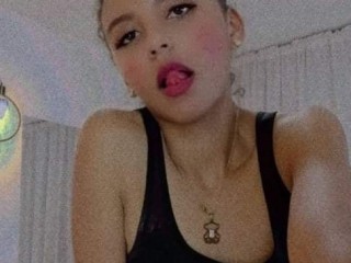 Brunettesensual webcam girl as a performer. Gallery photo 1.