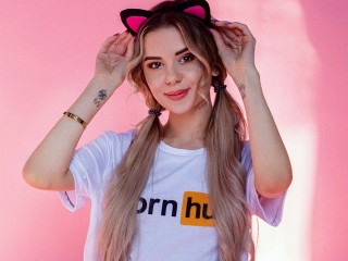 Chat with AlinaVibeMe right now!