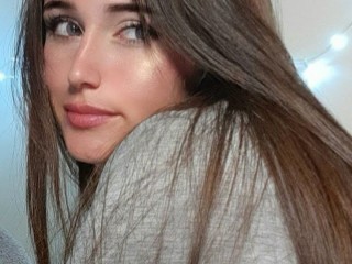 AlanaRoger webcam girl as a performer. Gallery photo 3.