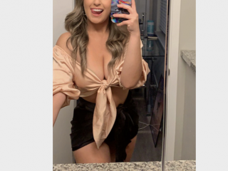 MayaLo webcam girl as a performer. Gallery photo 2.