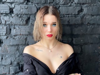 DellaMay webcam girl as a performer. Gallery photo 1.