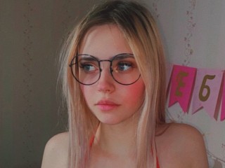 chloelit webcam girl as a performer. Gallery photo 3.