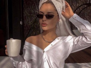 Marselinna webcam girl as a performer. Gallery photo 3.