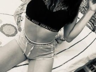 BeatriceKlm webcam girl as a performer. Gallery photo 1.