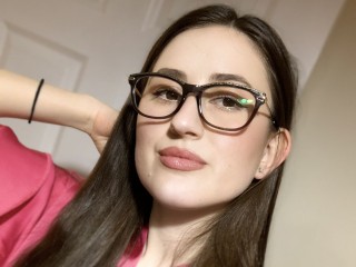 BrunetteRedlips webcam girl as a performer. Gallery photo 2.