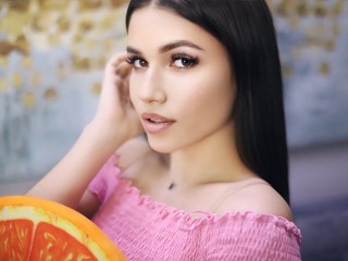 MelanieSh webcam girl as a performer. Gallery photo 2.