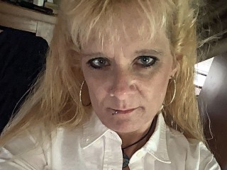 Luvbug_111 webcam girl as a performer. Gallery photo 1.