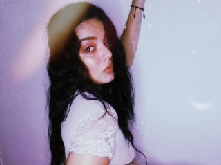 Emaparker webcam girl as a performer. Gallery photo 2.