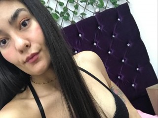 EmilyPretty18 webcam girl as a performer. Gallery photo 1.