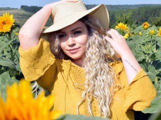 Raluna webcam girl as a performer. Gallery photo 1.