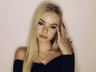 Almansouri webcam girl as a performer. Gallery photo 1.