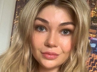 GoldeenMoon webcam girl as a performer. Gallery photo 1.