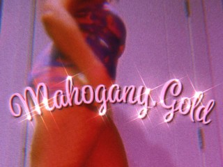 MahoganyGoldxx webcam girl as a performer. Gallery photo 1.