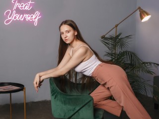 JulietteBenet webcam girl as a performer. Gallery photo 1.