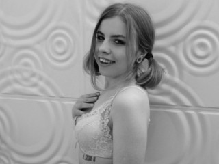 LisaBerry webcam girl as a performer. Gallery photo 2.